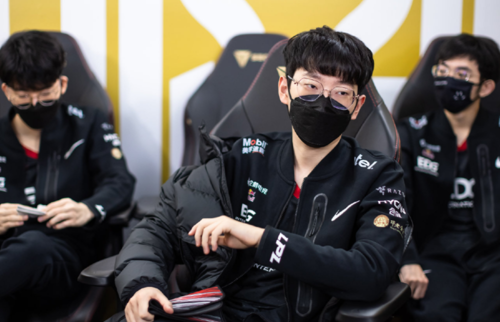 开云体育官网-包含从转折点埃因霍温扳平良机到JackeyLove新星险胜表现惊艳，Scout在加拿大队比赛中战术调整的词条